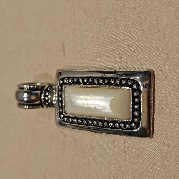 PREMIER DESIGNS Vintage Mother of Pearl Pendant & Pierced Earrings - Picture 5 of 11